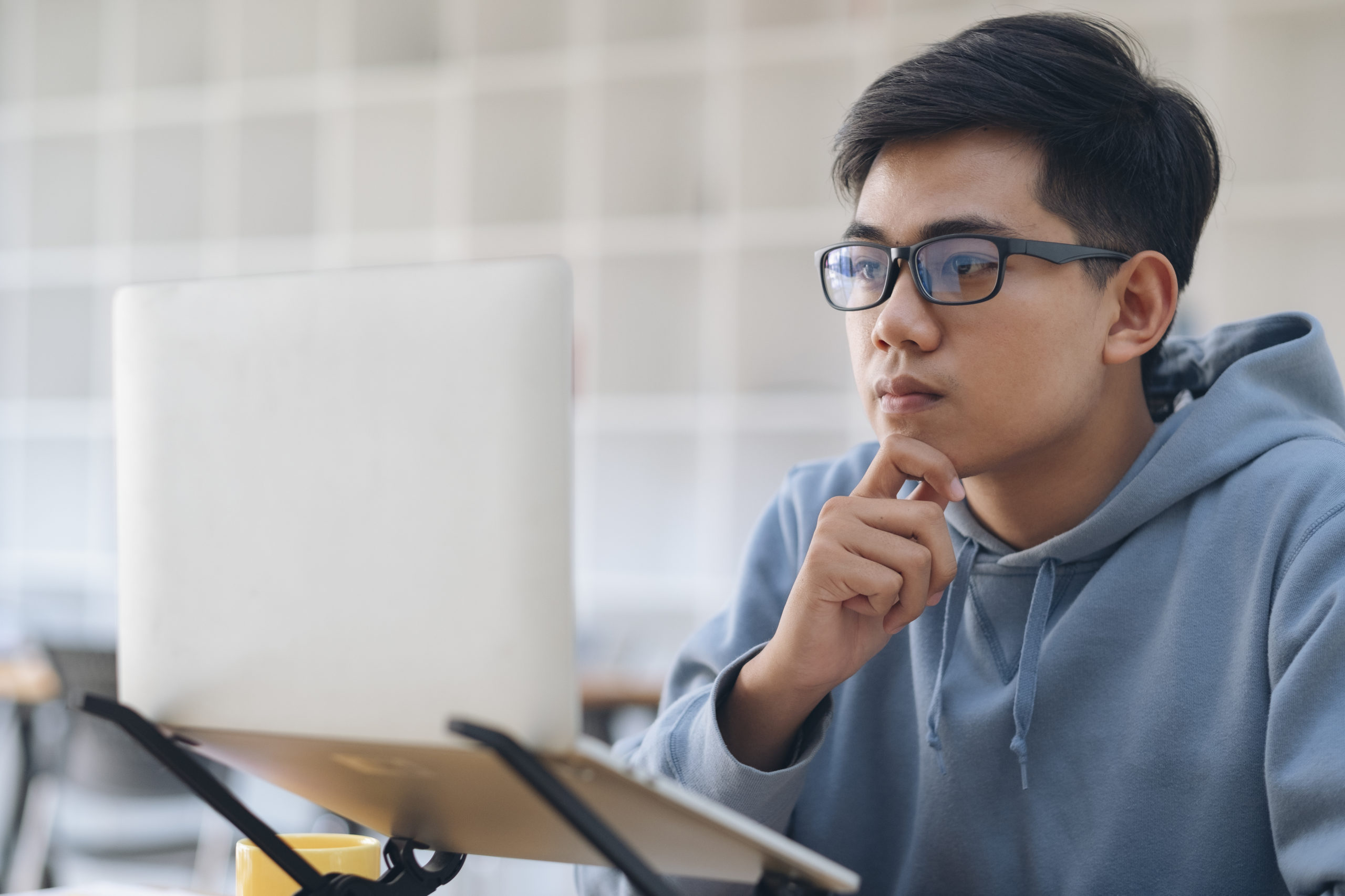 Português 7º Ano Fundamental - Diferenças entre as formas de veicular as notícias: online e impressas, sensacionalismo e Fake News como recursos para mobilizar e chocar os leitores.