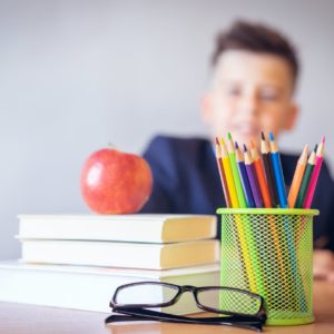 Português 7º Ano Fundamental – Figuras de linguagem: figuras de construção (sintaxe) e figuras de som (harmonia), Zeugma e elipse, anáfora, pleonasmo, polissíndeto, anacoluto, silepse, aliteração, onomatopeia, paronomásia, assonância e inversão.
