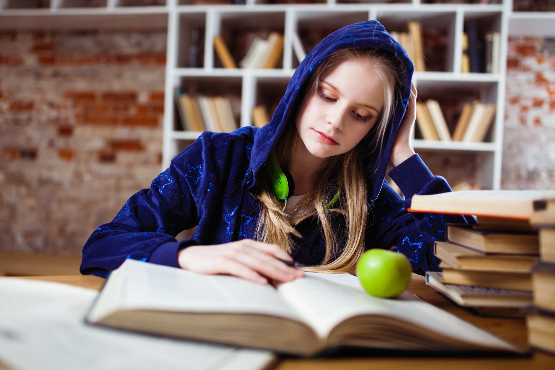 Português 7º Ano Fundamental - Os pronomes: pronomes pessoais, pronomes demonstrativos, pronomes relativos, pronomes possessivos, pronomes interrogativos e pronomes indefinidos.