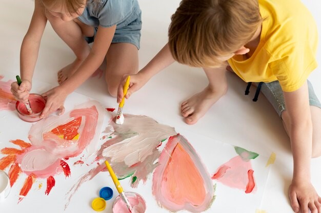 Plano de Aula - Educação Infantil (Pré-escola) Traços, sons, cores e formas: Retratando brincadeiras e infâncias por meio da produção artística.